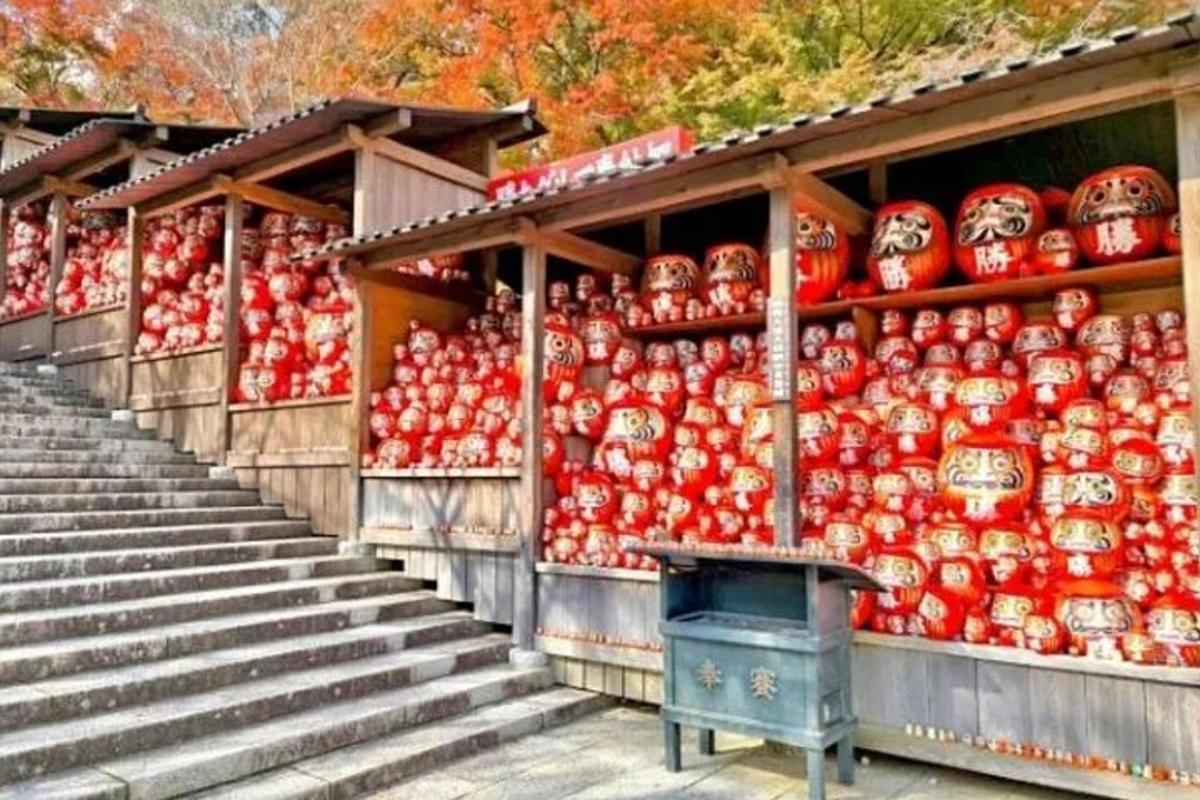 たくさんの赤いトマトが並ぶ店
