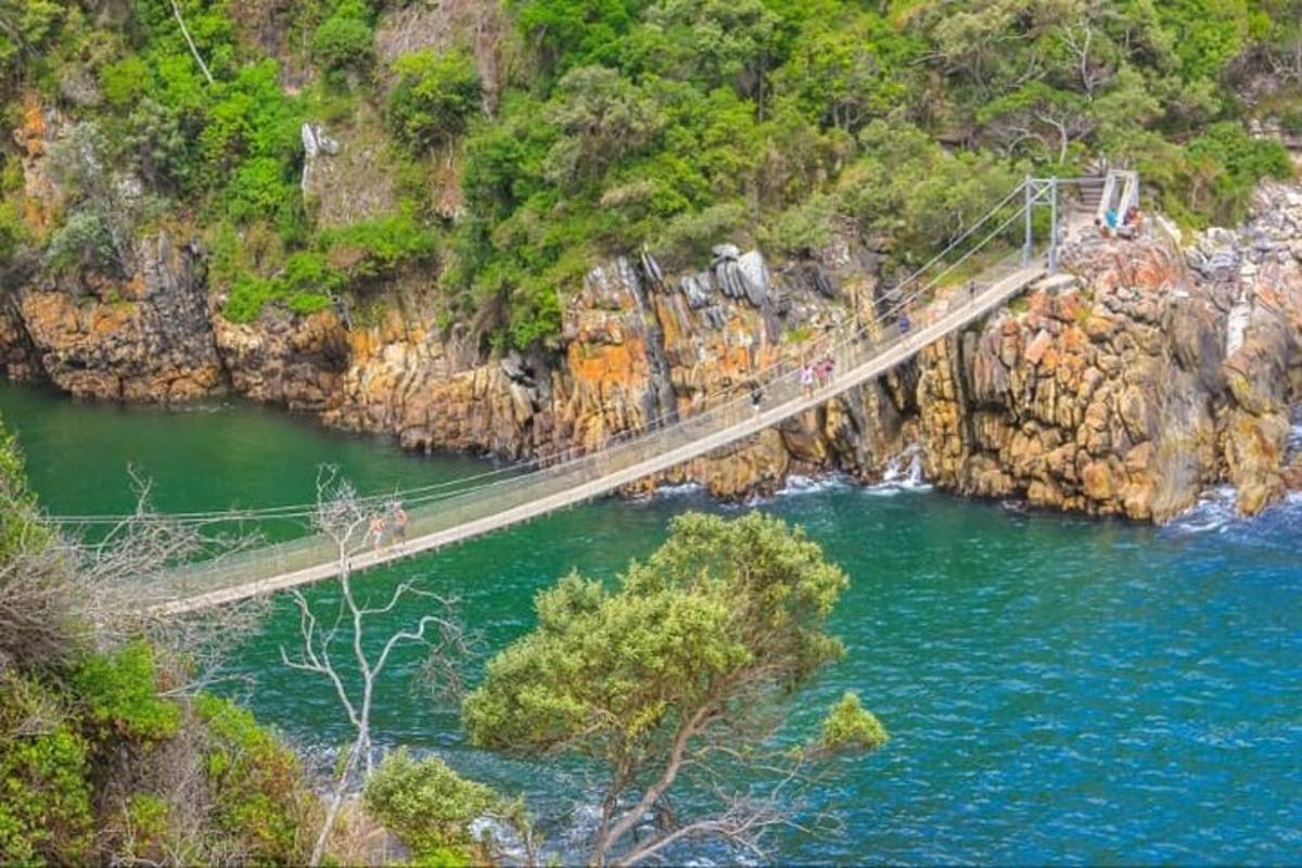 eine Hängebrücke über ein Gewässer