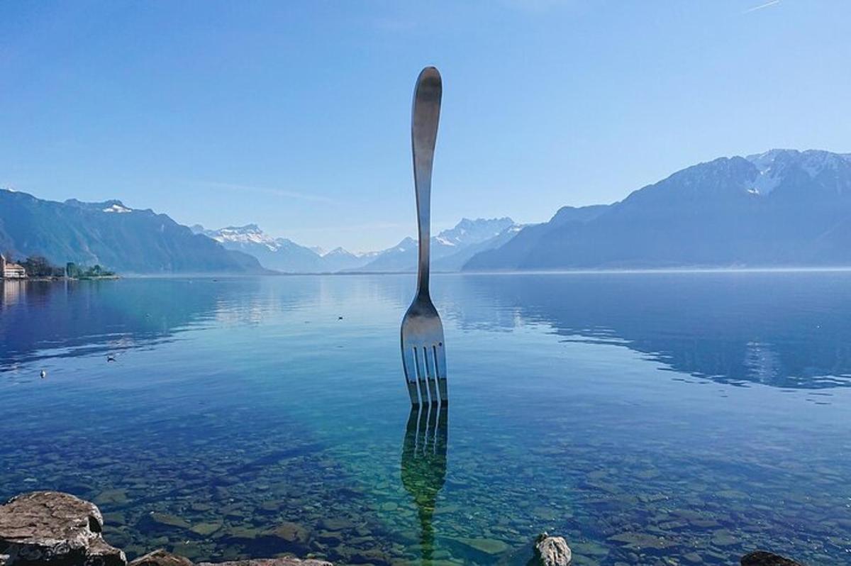 a fork in the water in the middle of a lake