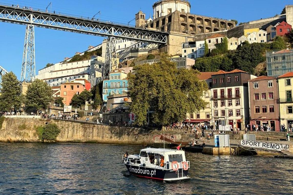 un vaixell en un riu amb un pont al fons