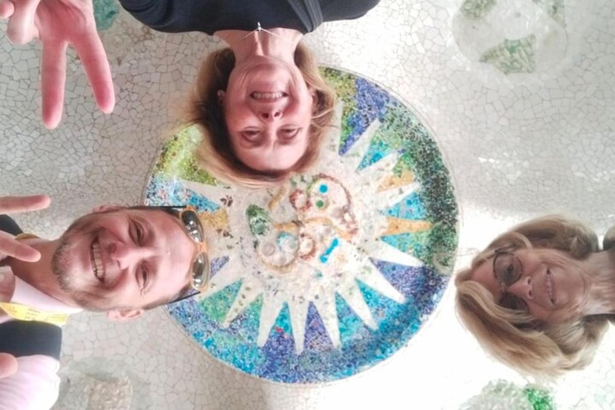 um grupo de pessoas em pé em frente a um prato