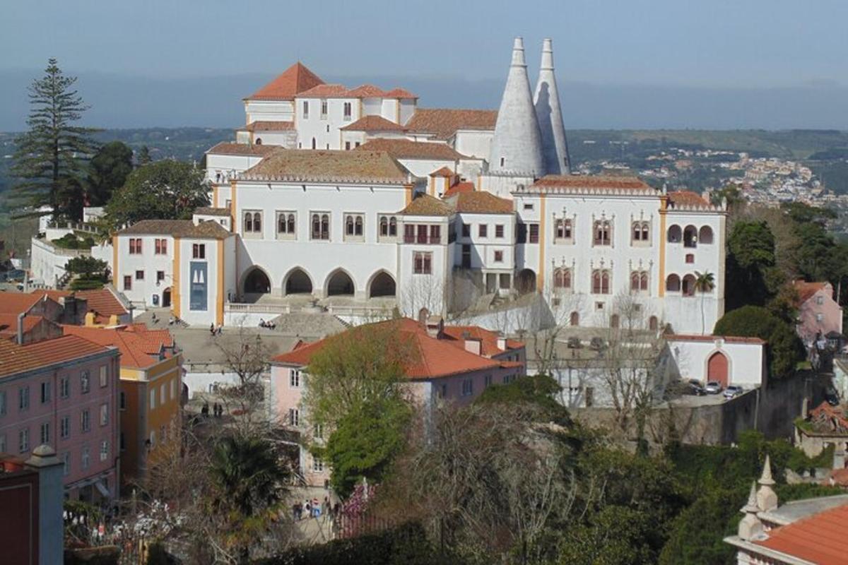 una città con un grande edificio bianco e una chiesa