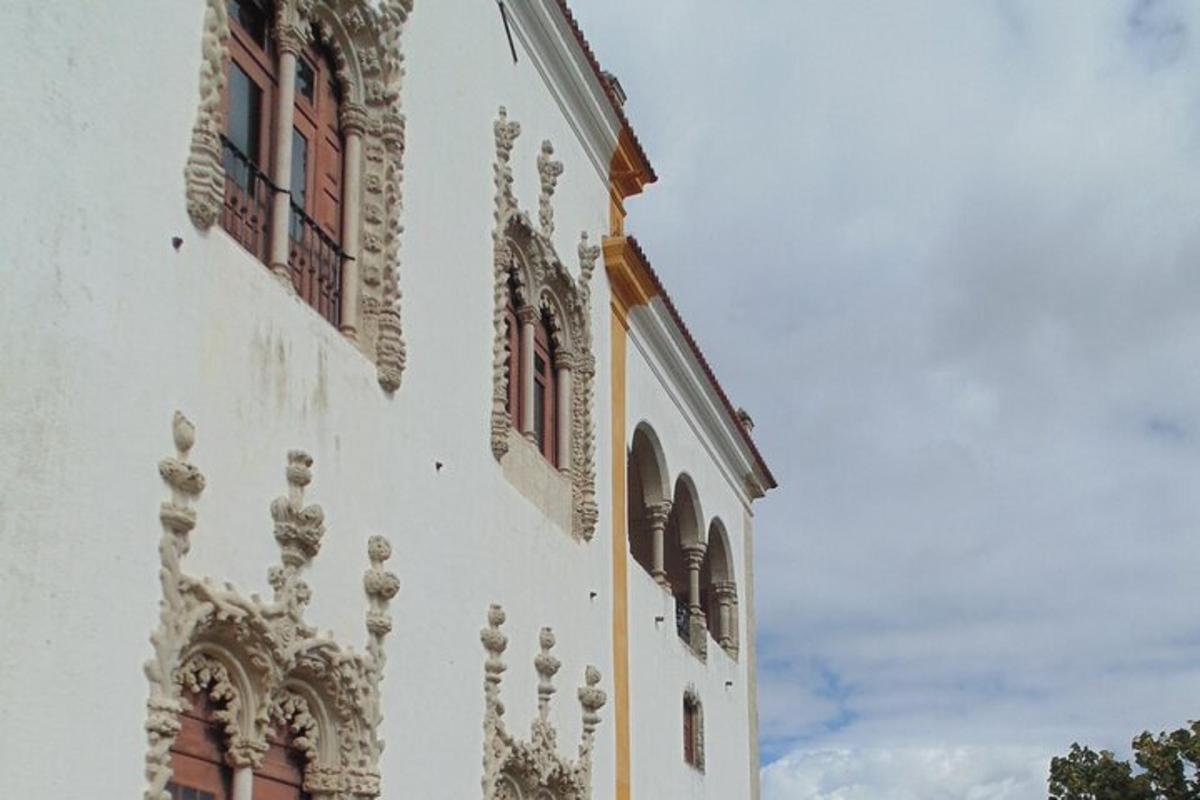 un edificio bianco con finestre e un cielo