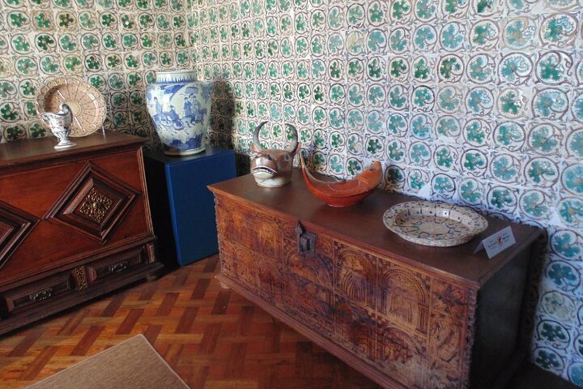una stanza con una cassettiera in legno e una parete