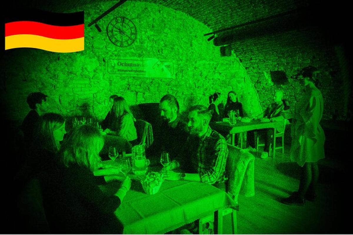 skupina lidí sedících u stolu v zelené místnosti