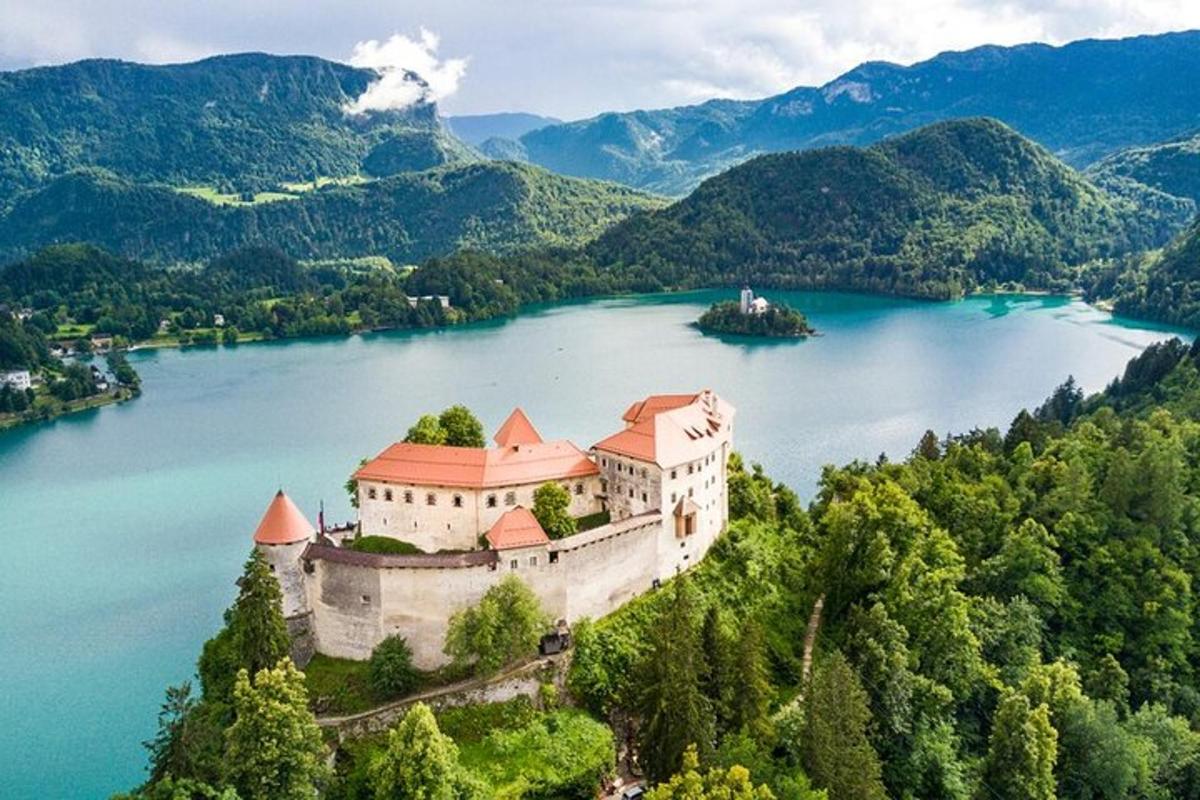 un'isola in mezzo a un lago con un castello