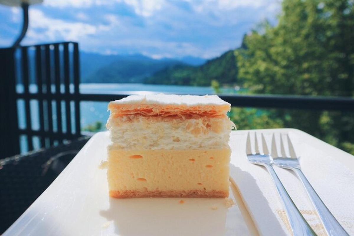 un pezzo di torta su un piatto bianco con una forchetta