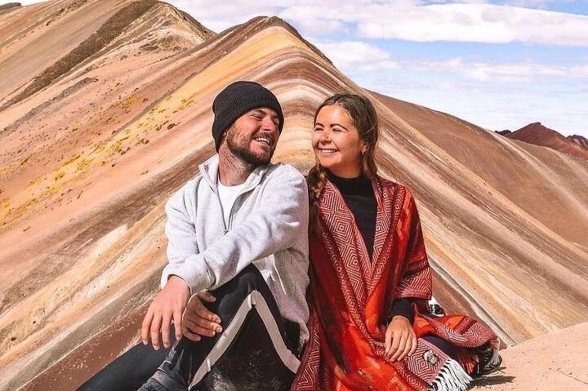 seorang lelaki dan seorang wanita duduk di hadapan sebuah gunung