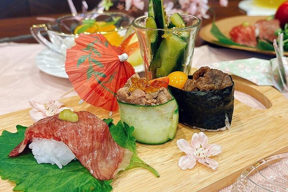 dulang kayu dengan sushi dan sayur-sayuran di atas meja
