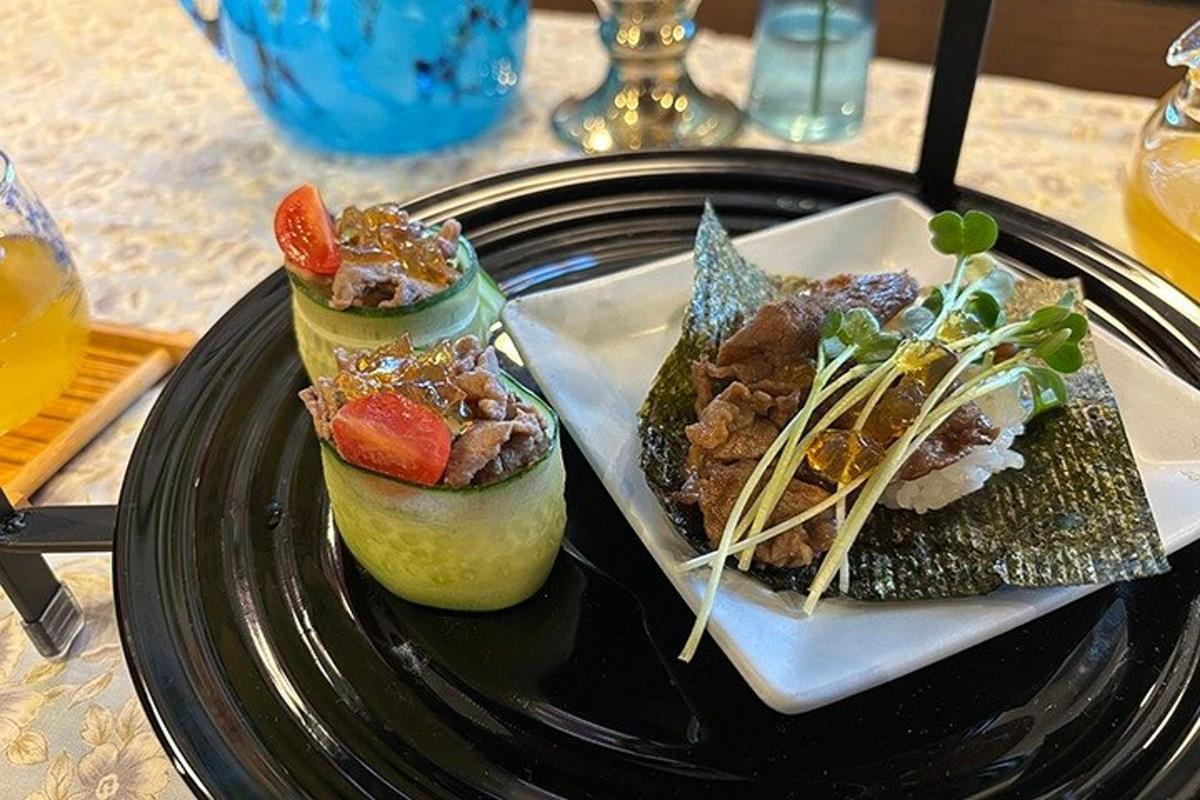 pinggan hitam dengan tiga jenis makanan di atasnya