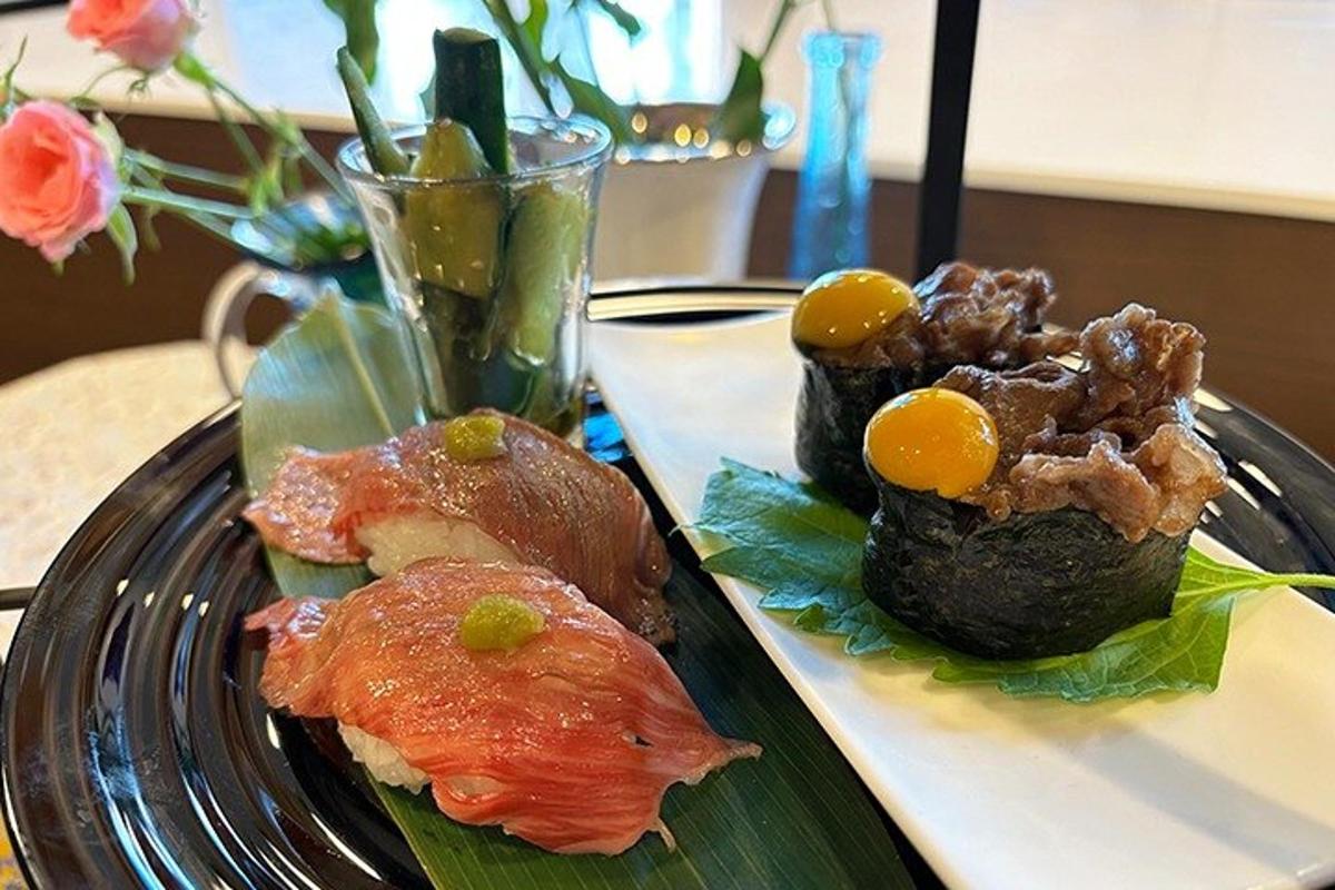 dua pinggan makanan di atas meja dengan sushi