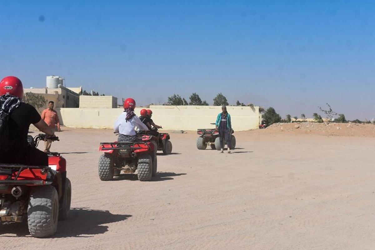 مجموعة من الأشخاص يركبون مركبات رباعية الدفع على طريق ترابي