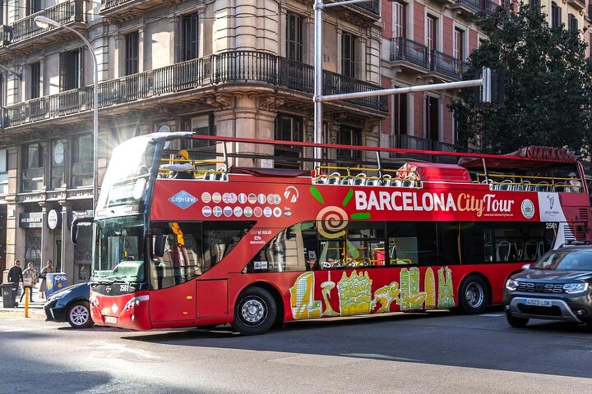 červený dvoupatrový autobus jedoucí po ulici