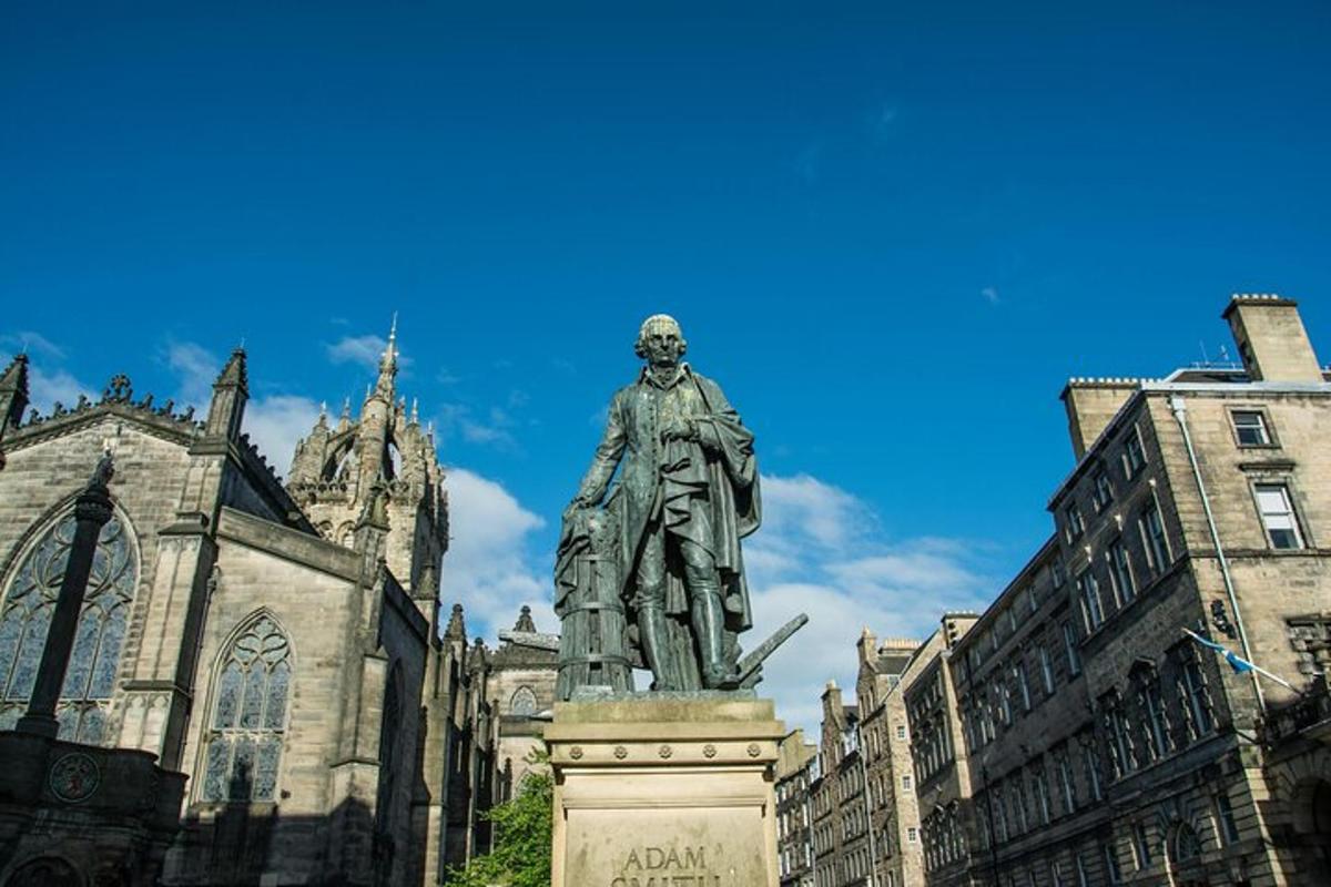 una estàtua d'un home dret davant d'una catedral