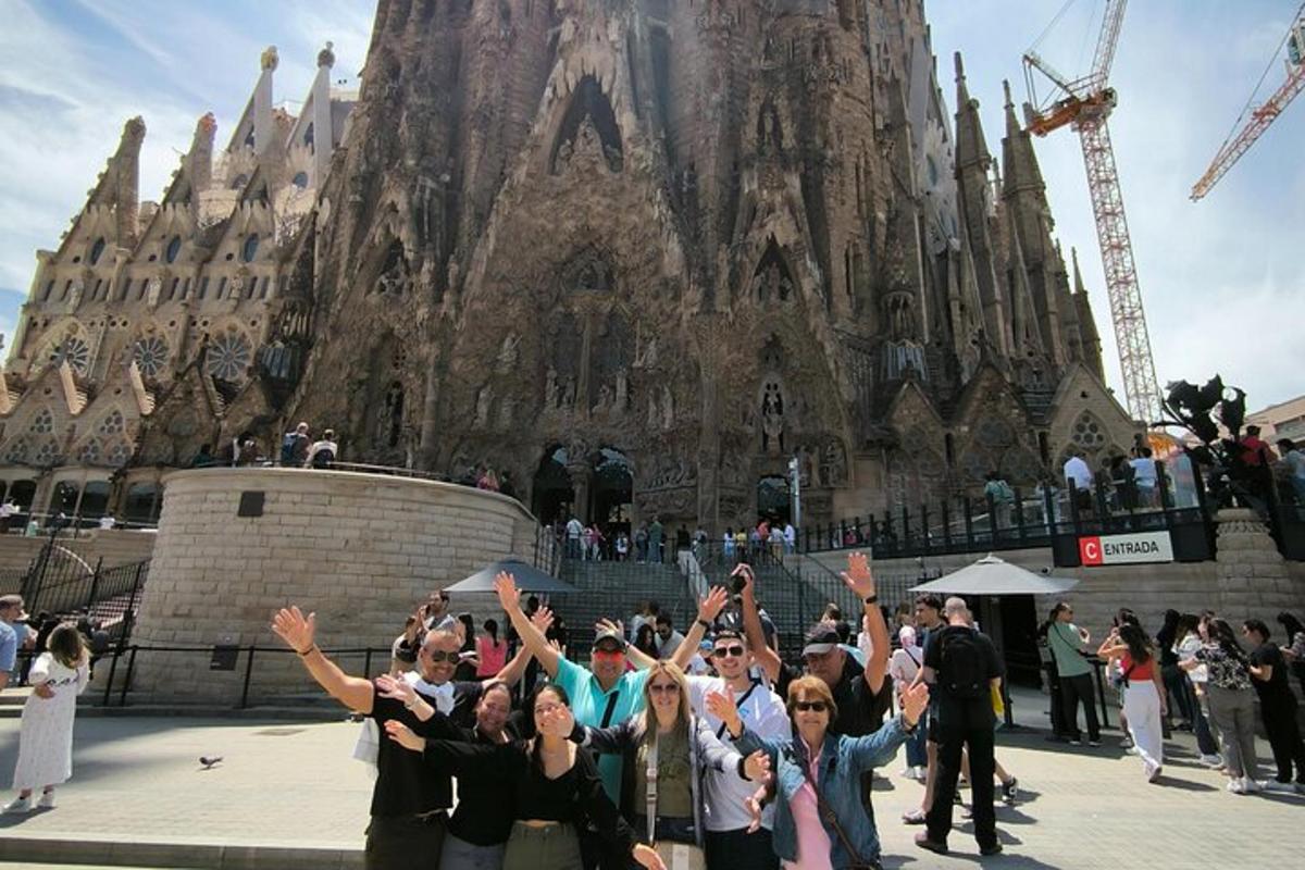 un gruppo di persone in piedi davanti a una cattedrale