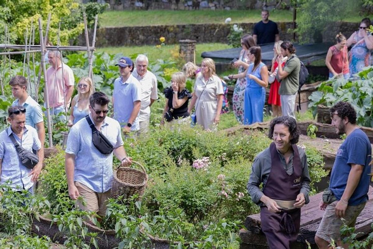 un gruppo di persone in piedi in un giardino