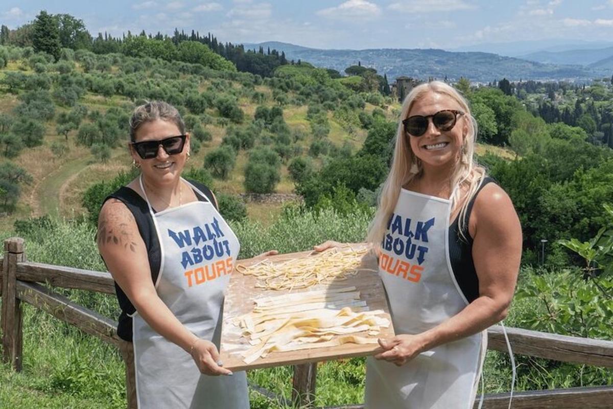 due donne che indossano grembiuli e tengono in mano una scatola di funghi