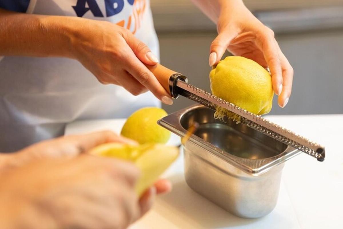 osoba krájející citron nožem