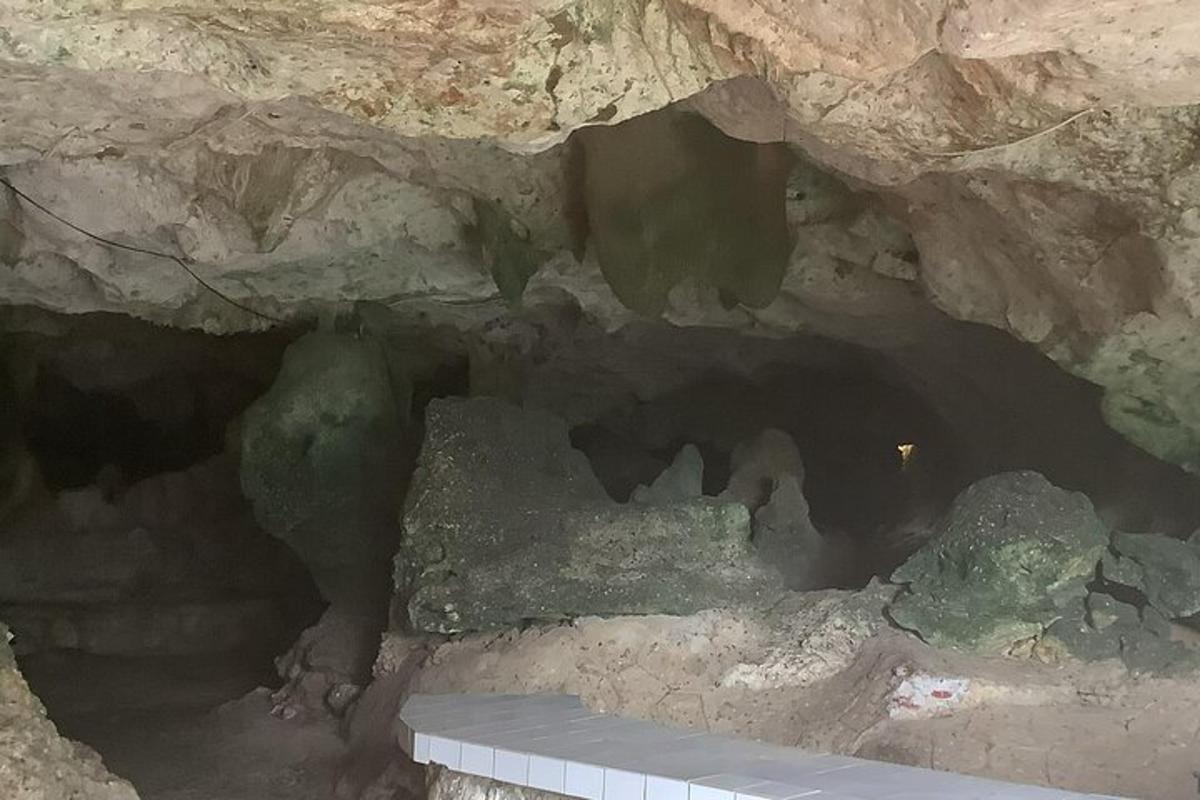 sebuah gua yang dipenuhi dengan batu dan lantai batu
