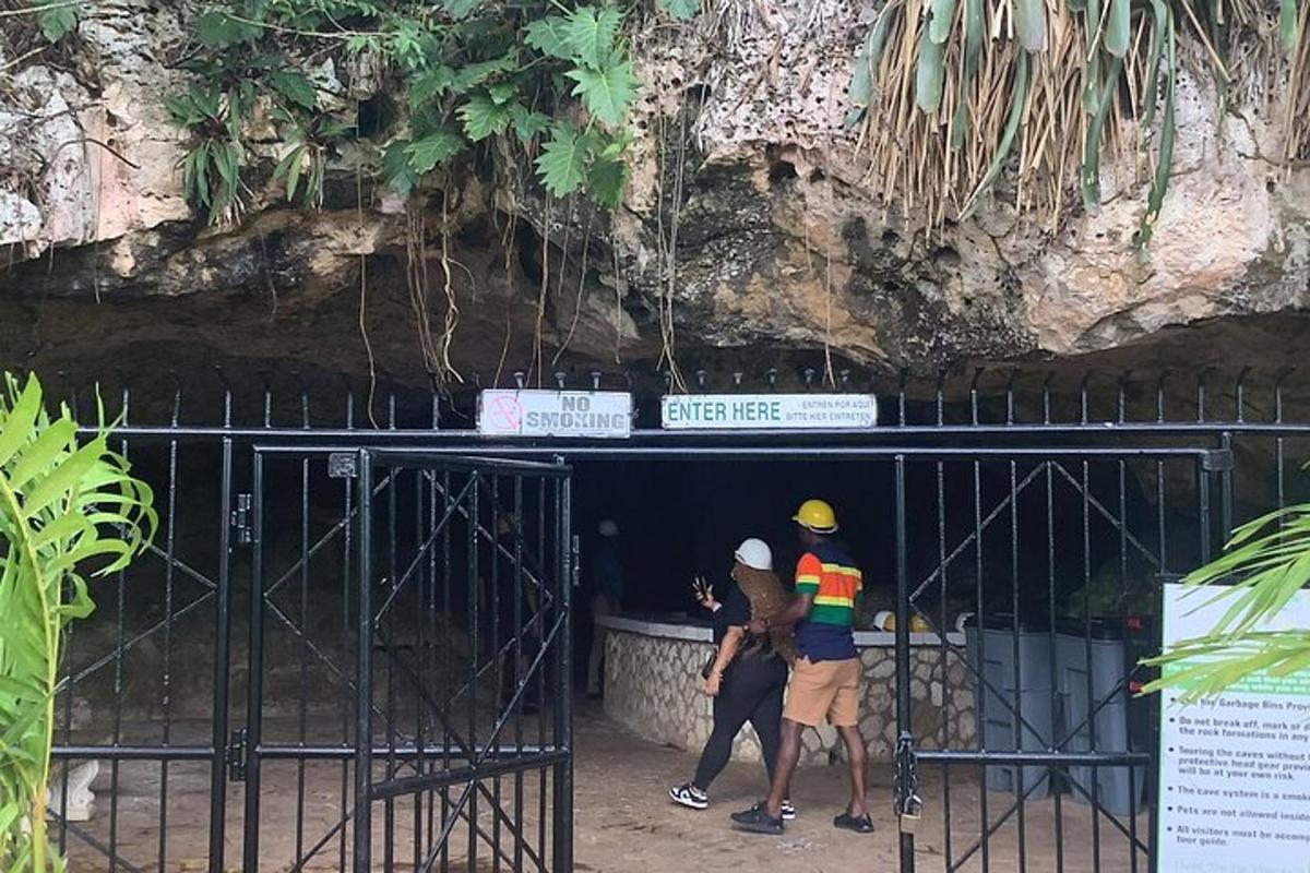 sekumpulan orang berdiri di luar pagar zoo