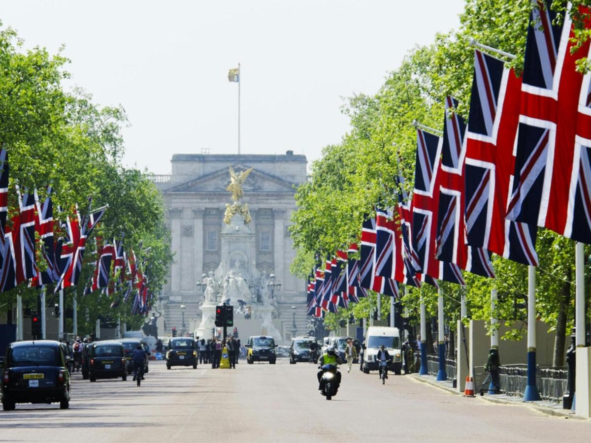 ulice lemovaná britskými vlajkami před budovou