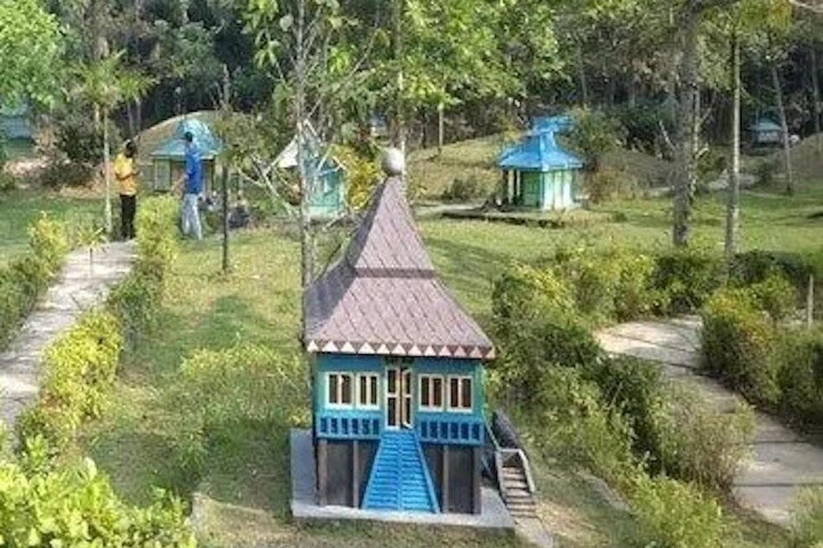 una petita casa de joguina al mig d'un pati