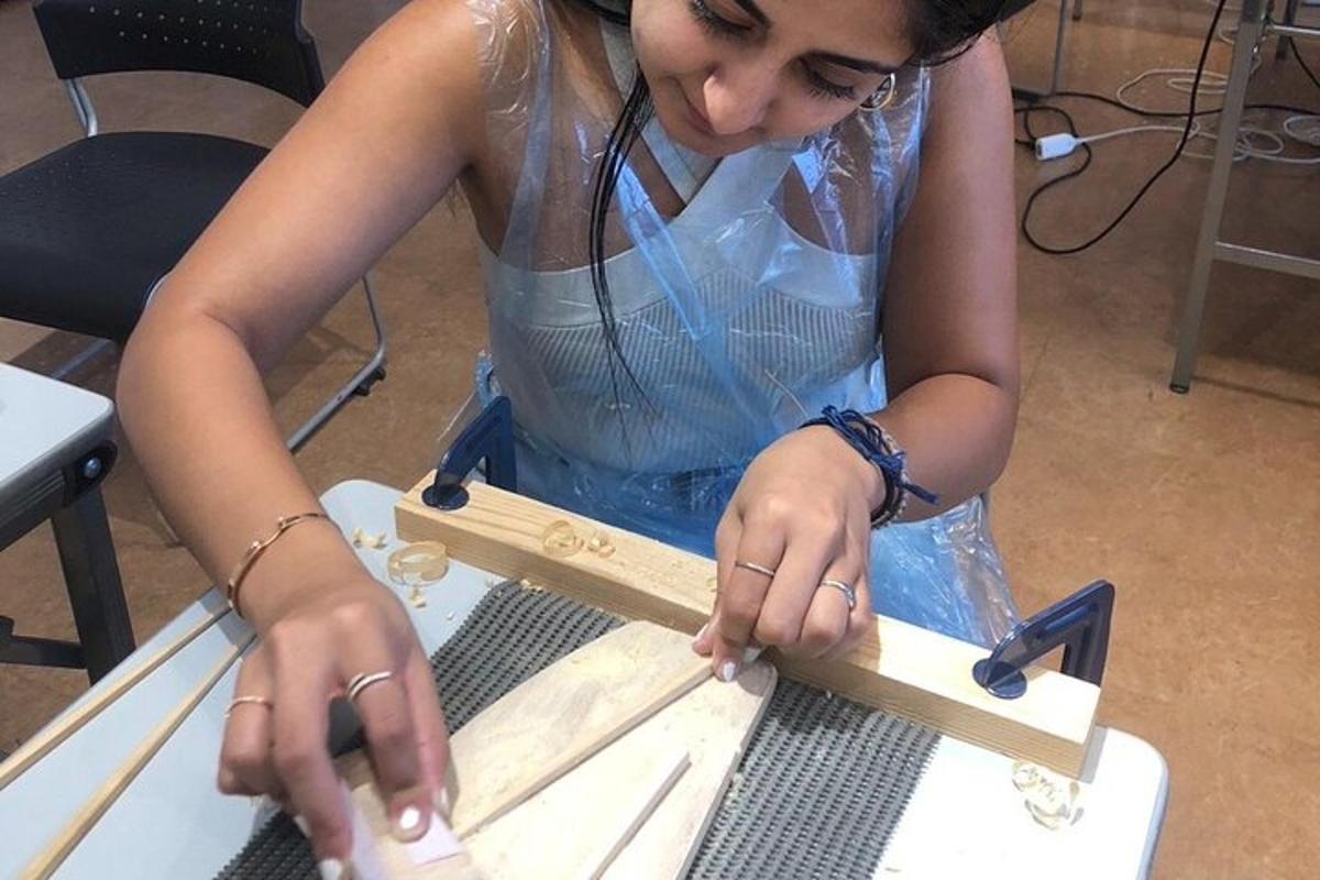 uma mulher está trabalhando em um pedaço de madeira