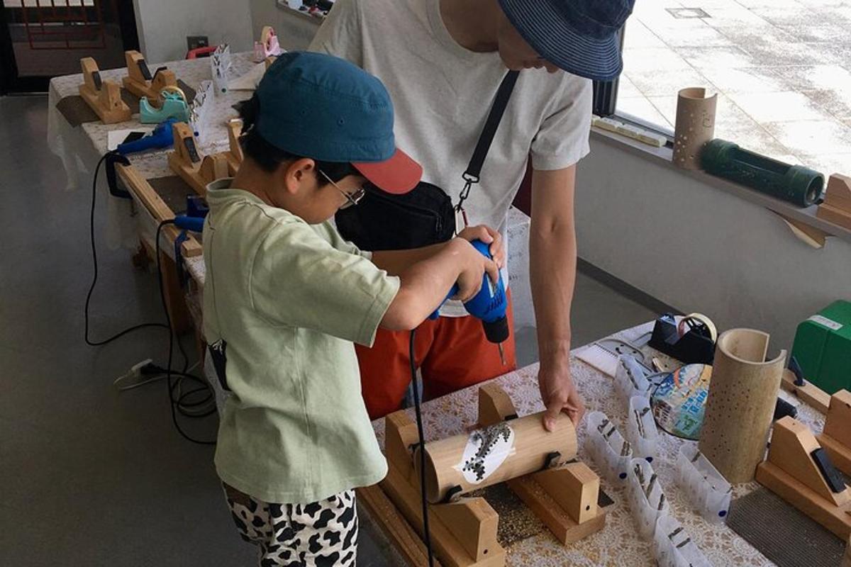 un uomo e un ragazzo che costruiscono un tavolo con il legno