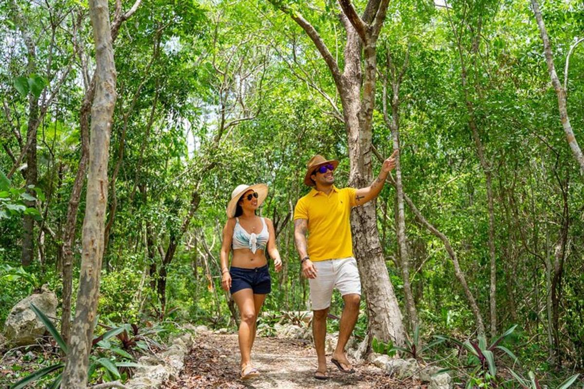 isang lalaki at babae na naglalakad sa isang trail sa kakahuyan