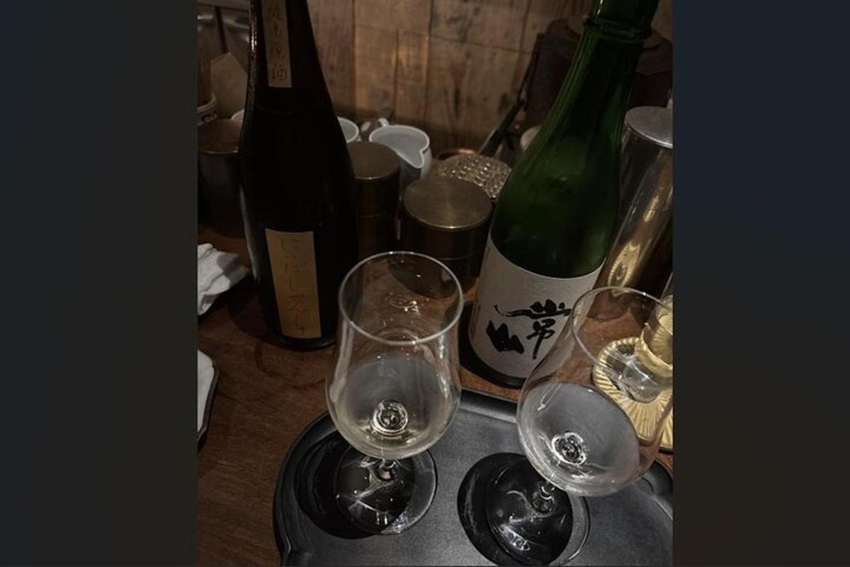 μια ομάδα από ποτήρια κρασιού και μπουκάλια σε ένα τραπέζι