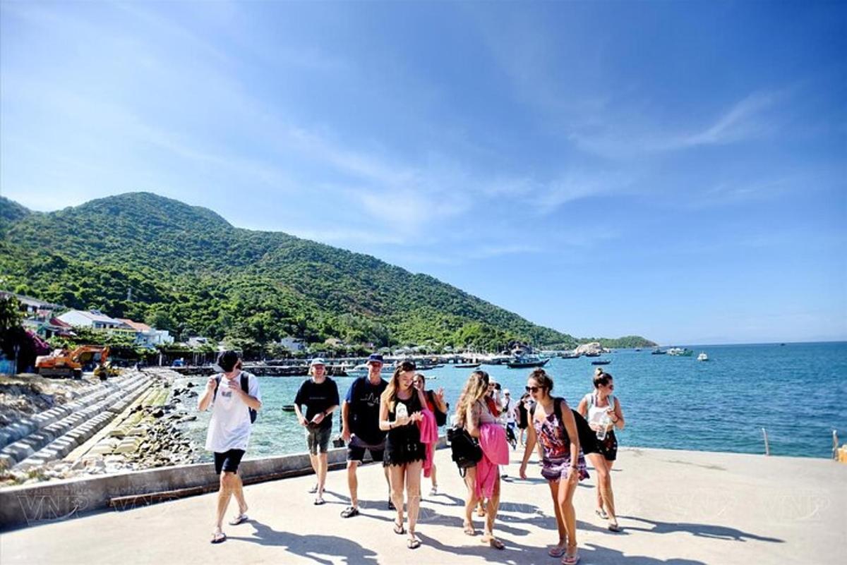 un gruppo di persone che camminano lungo la spiaggia