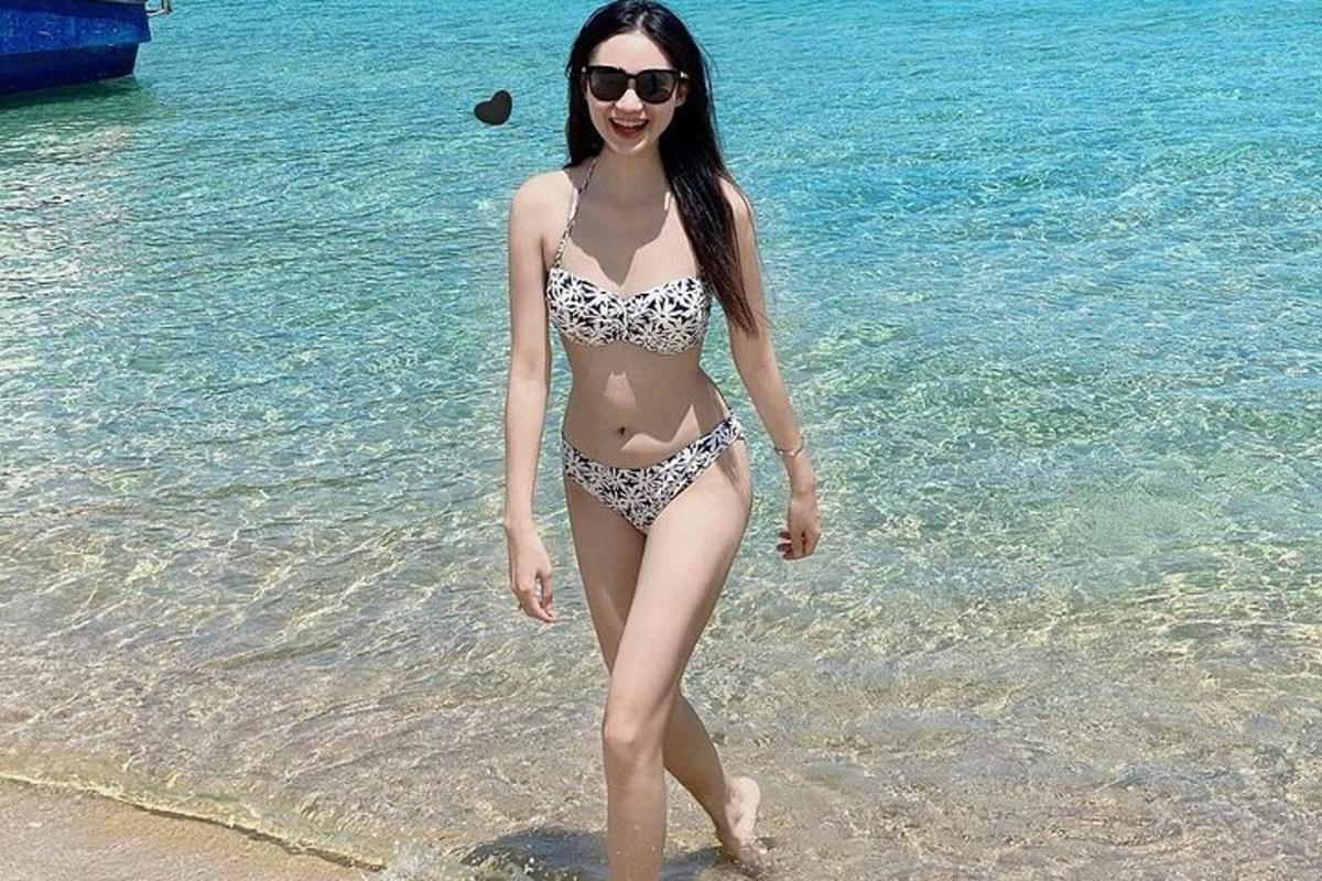 una donna in bikini in piedi sulla spiaggia