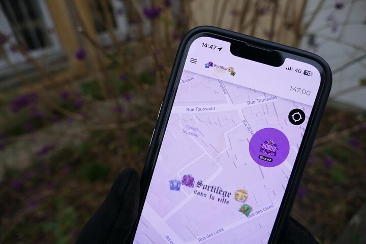 osoba držící mobilní telefon s mapou Google