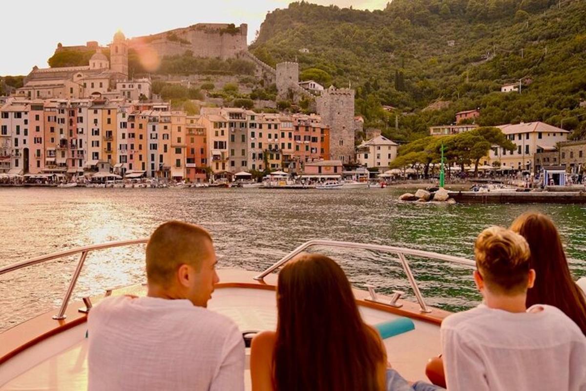 un gruppo di persone su una barca in acqua