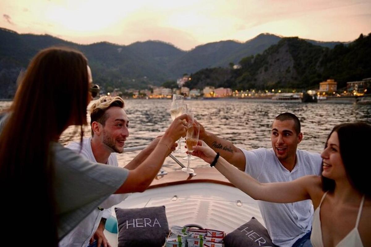 un gruppo di persone su una barca che beve champagne