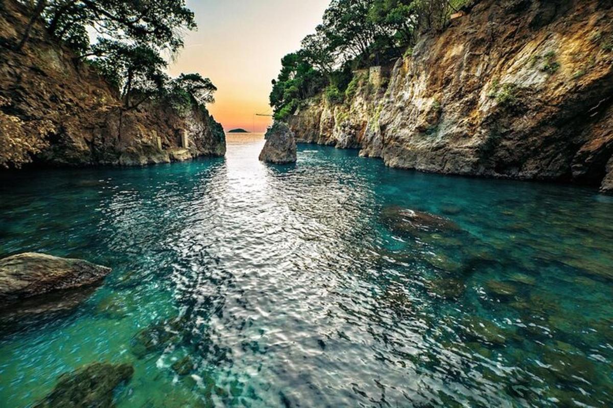 pemandangan perairan di antara dua tebing