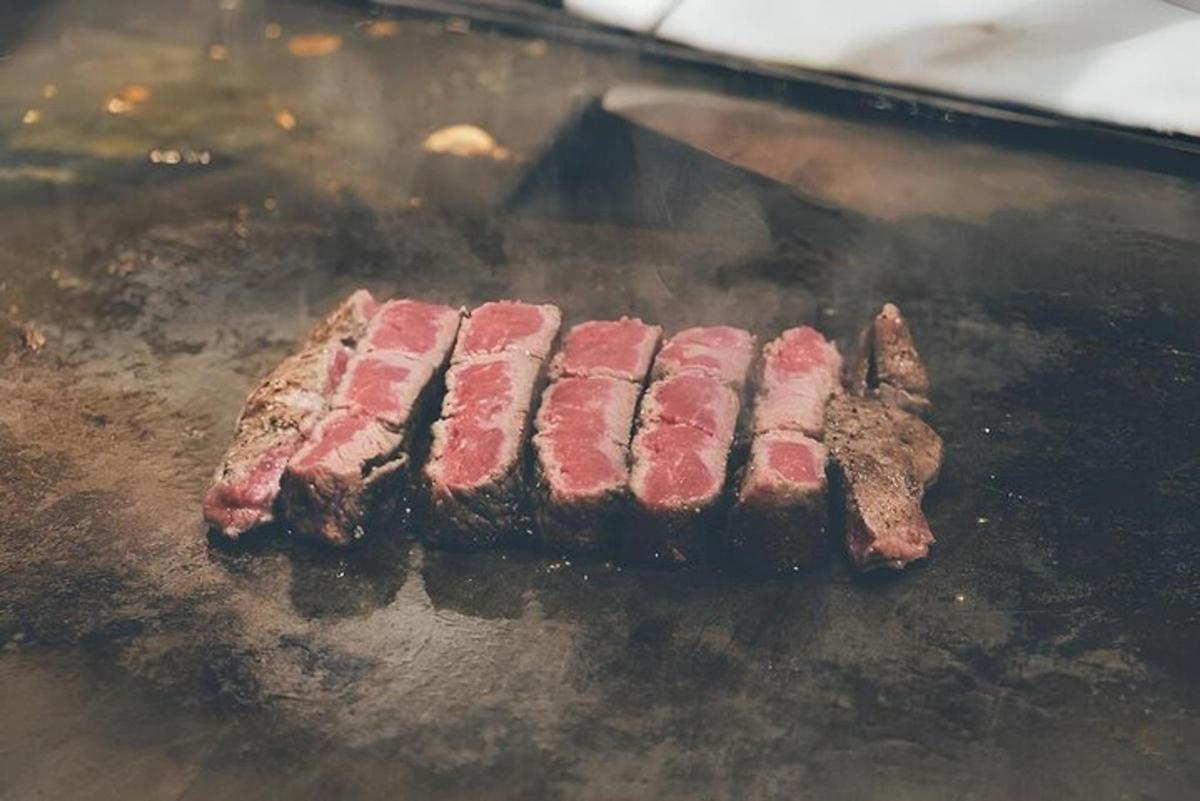 un grup de patru bucăți de carne care se gătesc pe un grătar