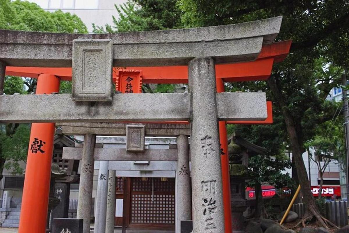 o poartă torii portocalie în fața unei clădiri