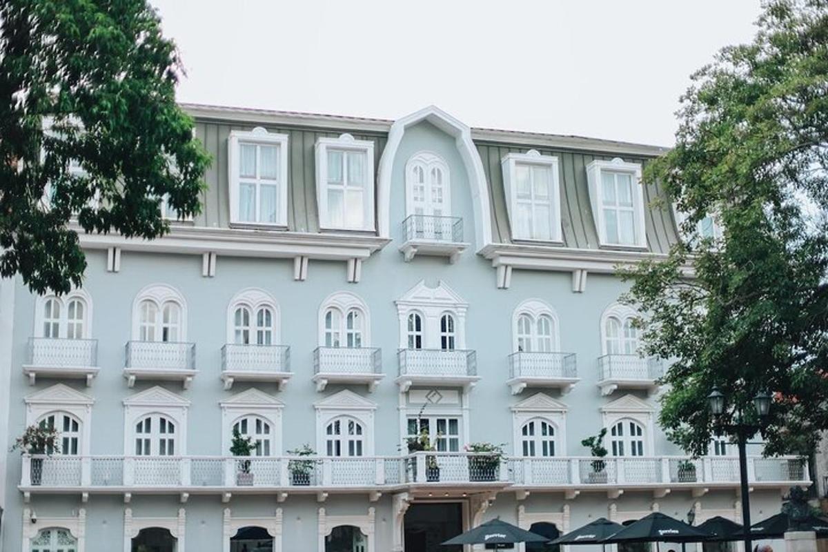 Un gran edificio blanco con ventanas y balcones blancos.