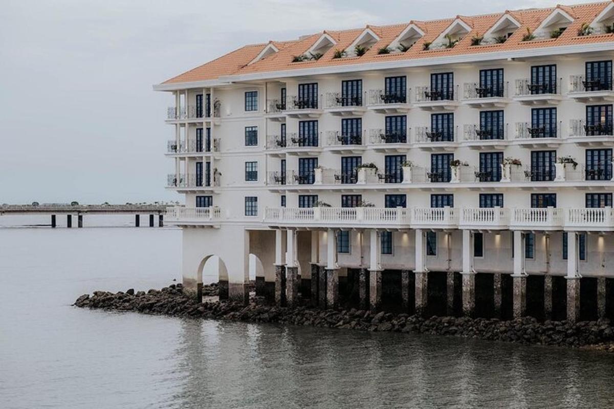 Un gran edificio blanco situado sobre el agua.