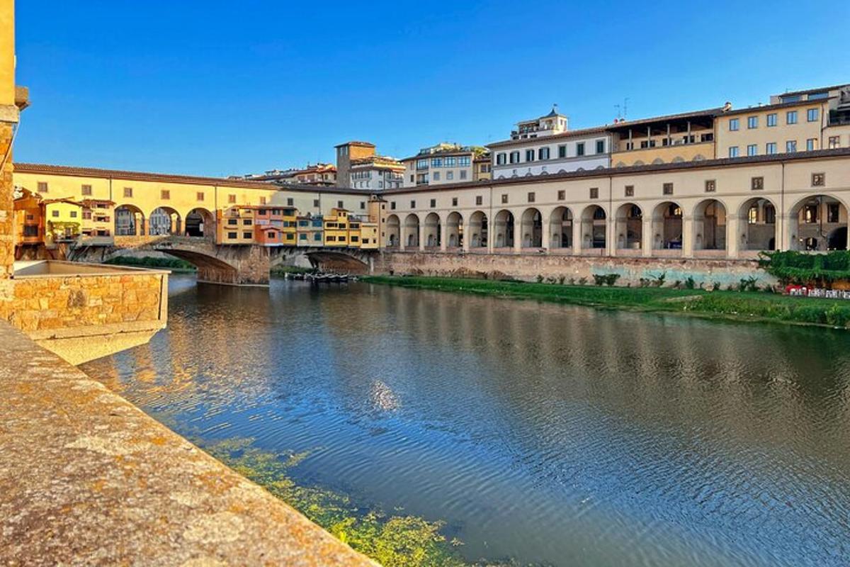 una vista di un fiume con edifici e un ponte