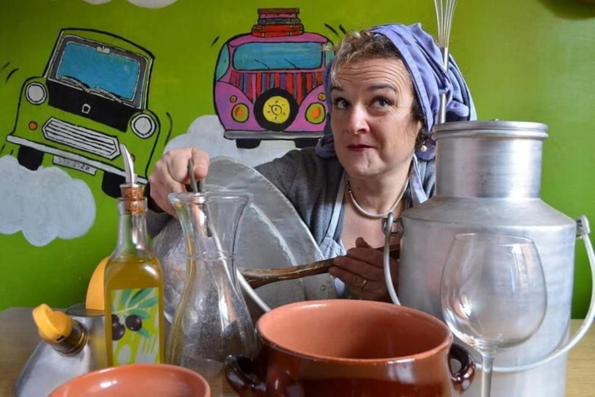μια γυναίκα που κάθεται σε ένα τραπέζι μπροστά από ένα τραπέζι με ένα τρένο από πάνω