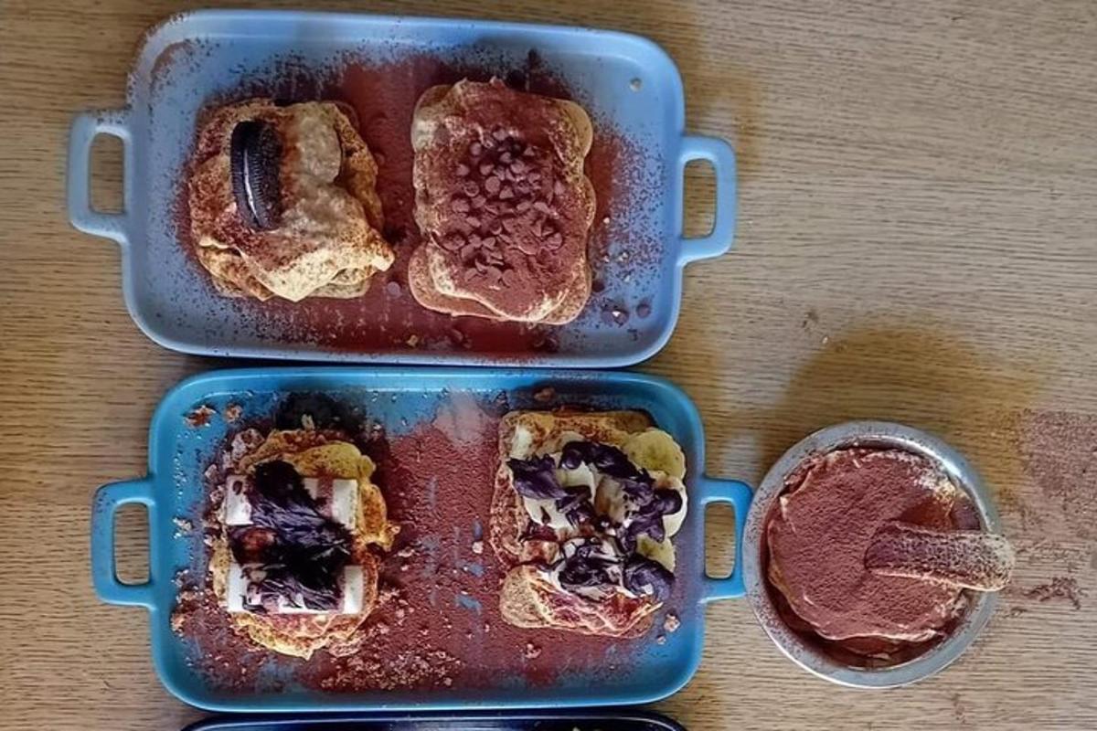 dois pratos azuis com comida sobre uma mesa