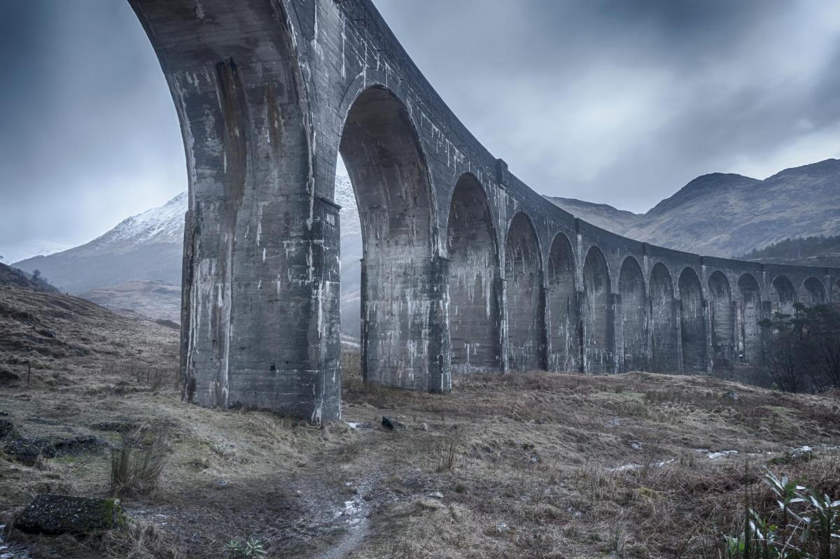 un grande ponte in mezzo a una montagna
