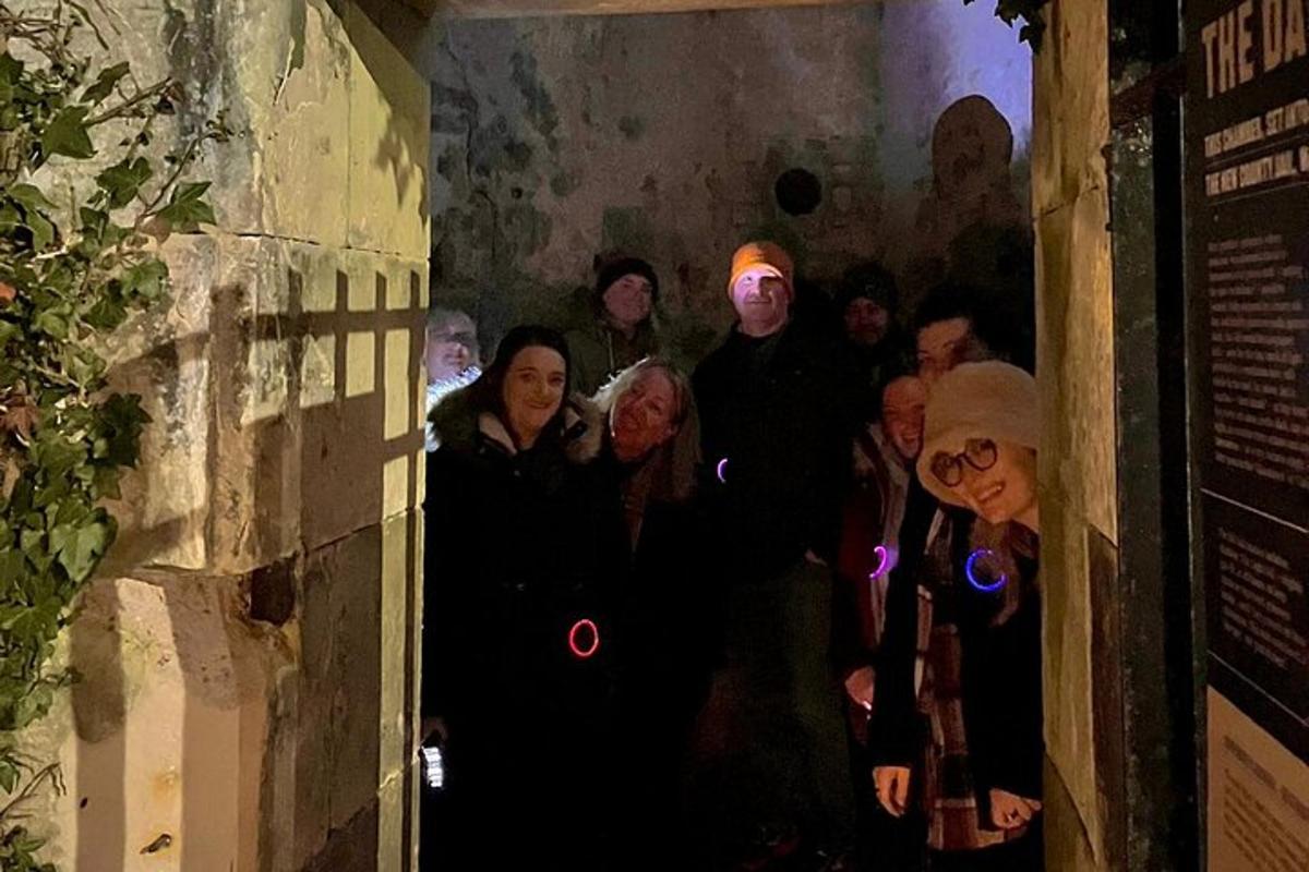 bir kapıda duran bir grup insan