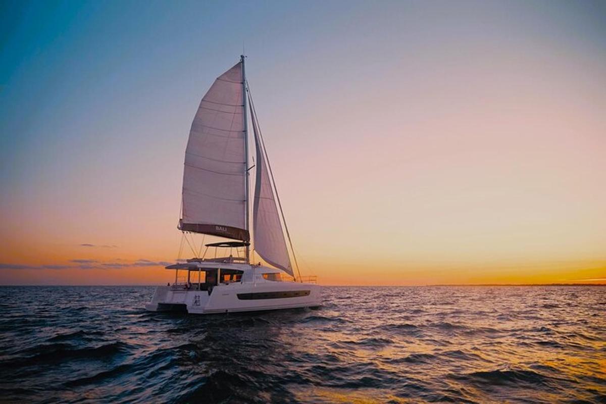 perahu layar di atas air pada waktu matahari terbenam