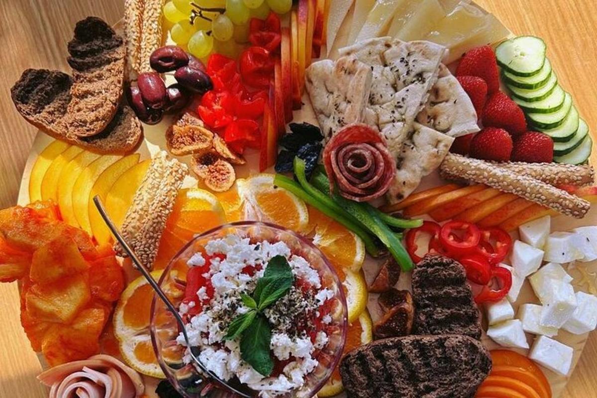 dulang pelbagai jenis makanan di atas meja