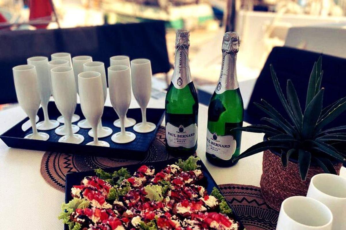 sebuah meja dengan dua botol champagne dan sepinggan makanan