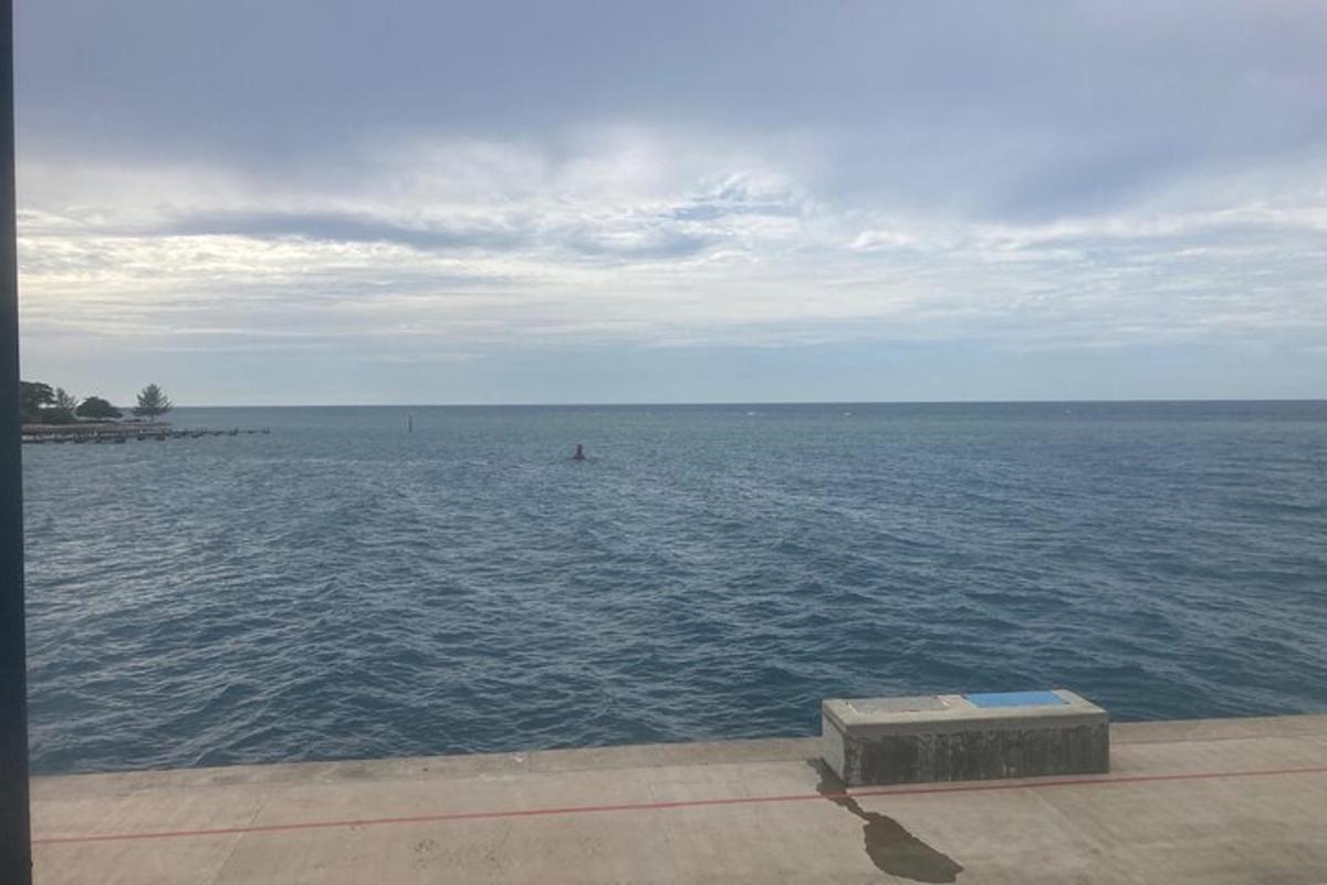 una vista di un grande specchio d'acqua
