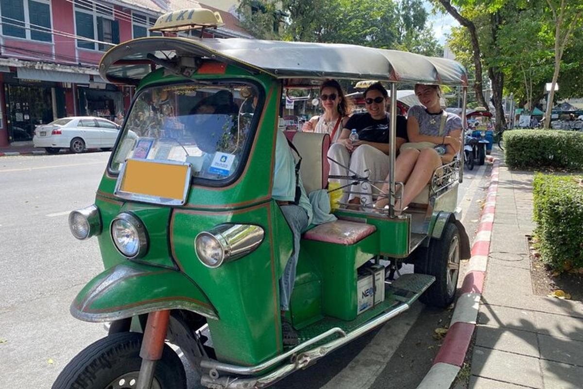 un gruppo di persone a bordo di un golf cart verde